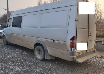Кыргызстанцы пытались провезти из Таджикистана рулоны ткани и 3 тонны хурмы