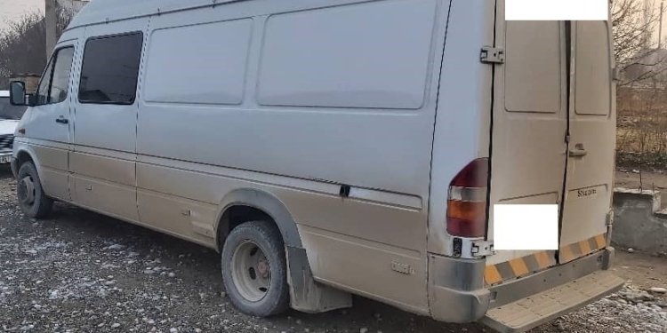 Кыргызстанцы пытались провезти из Таджикистана рулоны ткани и 3 тонны хурмы