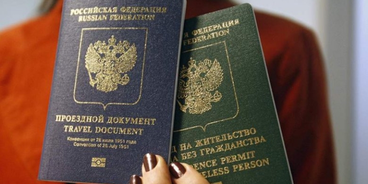 В Москве первый паспорт «негражданина» выдали уроженцу Душанбе
