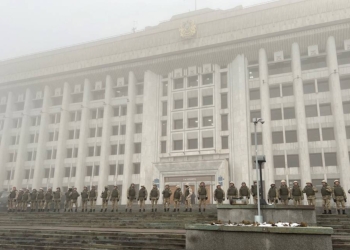 Протестующие в Алматы ворвались в здание администрации