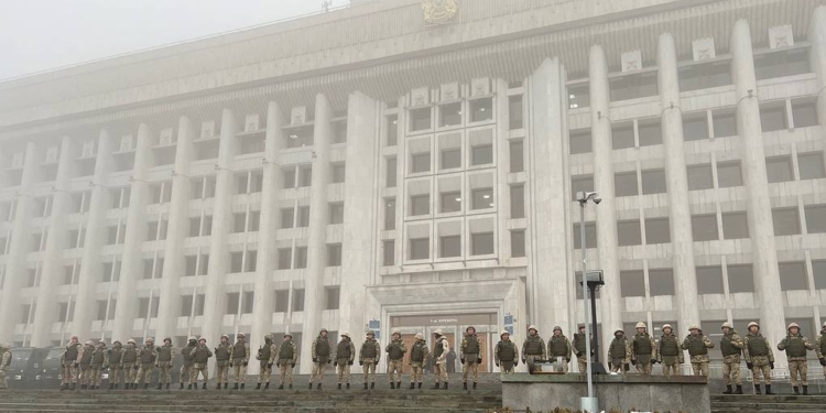 Протестующие в Алматы ворвались в здание администрации