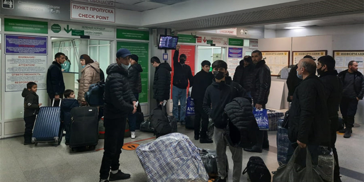 Посольство Таджикистана в России содействовало возвращению на родину 38 депортированных мигрантов