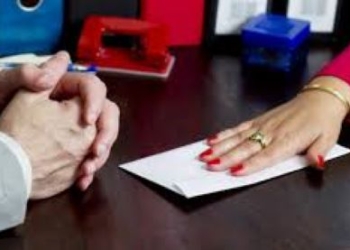 В Душанбе задержана чиновница по подозрению в получении взятки