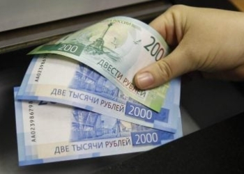 Российский рубль на открытии торгов обрушился на 40%