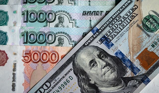 Курсы рубля и евро по отношению к сомони упали, курс доллара остается стабильным