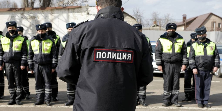 Мигрантов из России могут выдворять за пьянство и коррупцию