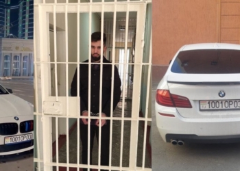 В Душанбе арестован мужчина, залезший с криками на крышу «БМВ»