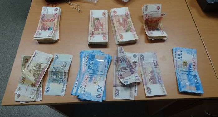 Мужчина пытался попасть на борт самолета Тюмень-Худжанд с 1,5 млн. незадекларированными рублями