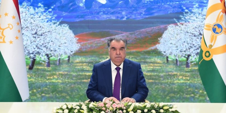 Эмомали Рахмон поздравил таджикистанцев с Наврузом и призвал к бережливости