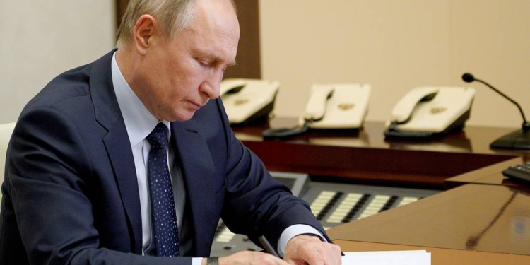 Путин утвердил уголовное наказание за фейки о работе госорганов РФ за рубежом