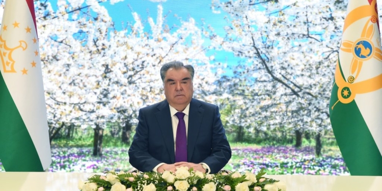 Президент поздравил таджикских женщин с Днем матери