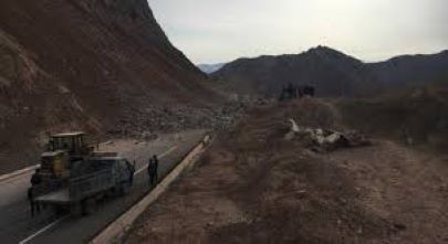 Дорожники устранили последствие камнепада в Рушане