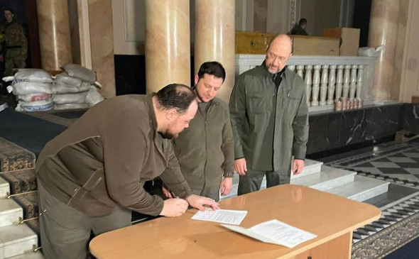 Зеленский подписал заявку на вступление Украины в Евросоюз