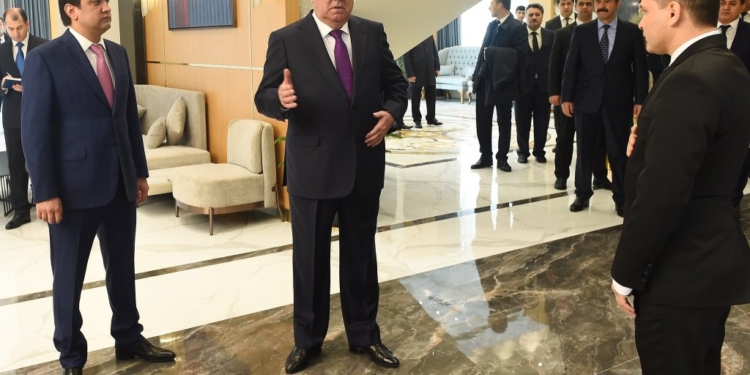 Президент открыл в Душанбе гостиницу, детсад, школу и спортивный комплекс