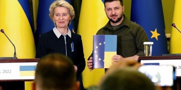 Глава Еврокомиссии пообещала Украине скорейшее рассмотрение заявки на вступление в ЕС