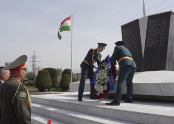 Память погибших казахстанских миротворцев почтили в Душанбе (видео)