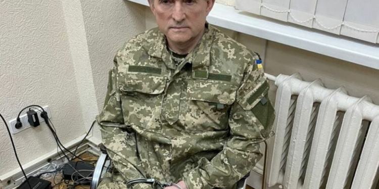 Зеленский заявил о задержании кума Путина Виктора Медведчука и предложил его обменять