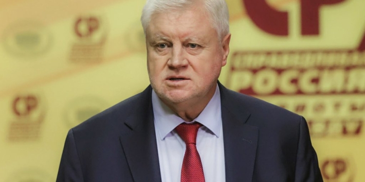 Сергей Миронов предложил приостановить выдачу гражданства РФ таджикистанцам
