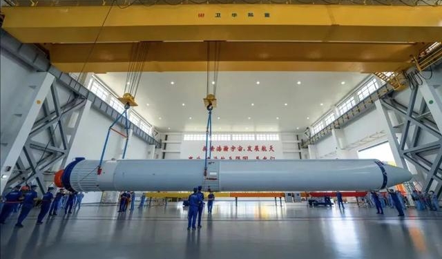 Ракета для выполнения миссии по запуску китайского корабля «Тяньчжоу-4» доставлена на космодром