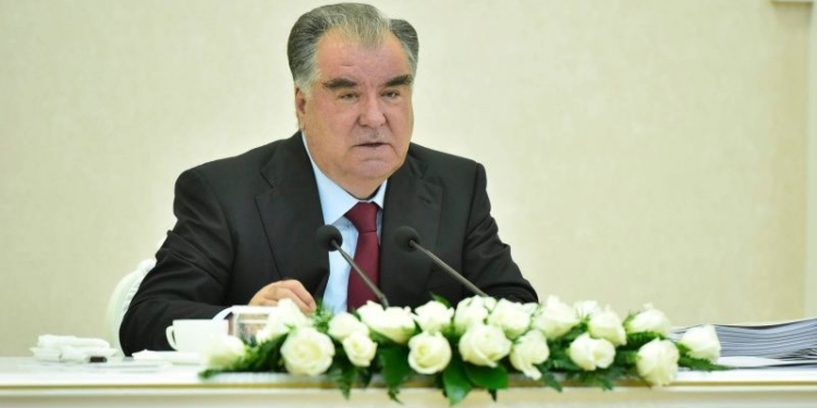 Эмомали Рахмон поздравил таджикистанцев с Днем Победы