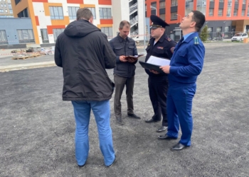 В Екатеринбурге при падении с высоты погибли два строителя — предположительно граждане Таджикистана