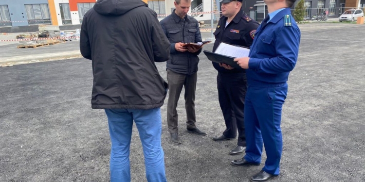 В Екатеринбурге при падении с высоты погибли два строителя — предположительно граждане Таджикистана