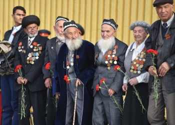 Ветераны ВОВ 1941-1945 годов в Таджикистане получили по 15 тыс. сомони от президента