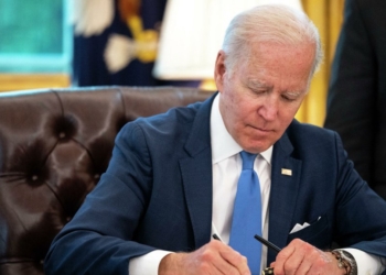 Президент США подписал закон о ленд-лизе для Украины