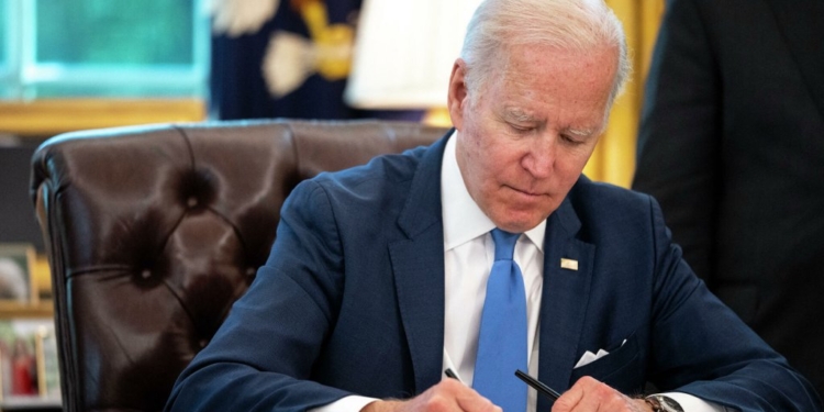 Президент США подписал закон о ленд-лизе для Украины
