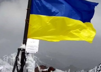 На пике имени Владимира Путина в Кыргызстане установили флаг Украины