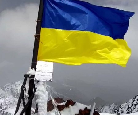 На пике имени Владимира Путина в Кыргызстане установили флаг Украины