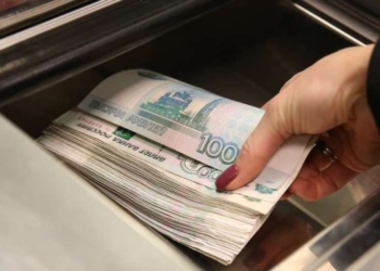 Курс российского рубля продолжает расти в Таджикистане