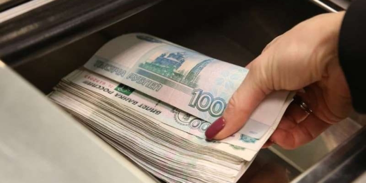 Курс российского рубля продолжает расти в Таджикистане