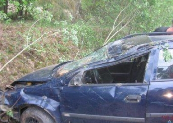 В Истаравшане автомобиль врезался в дерево. Водитель погиб, пассажиры получили ранения