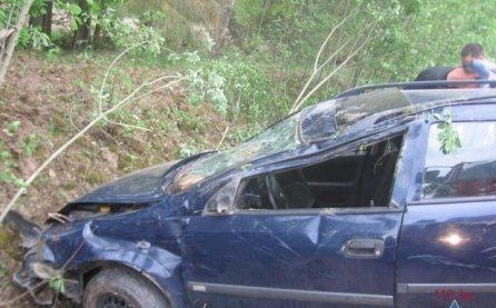 В Истаравшане автомобиль врезался в дерево. Водитель погиб, пассажиры получили ранения