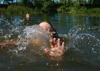 В Бохтаре юноша вытащил из воды тонущего ребенка. Героя ждет награда