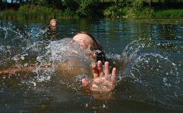 В Бохтаре юноша вытащил из воды тонущего ребенка. Героя ждет награда