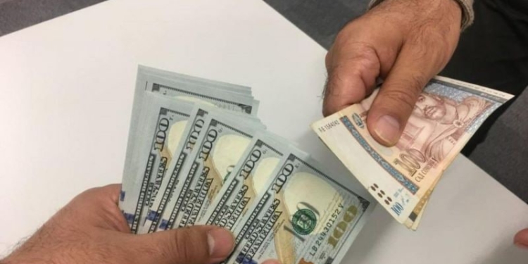 За сутки Доллар к Сомони подешевел на 2,5%