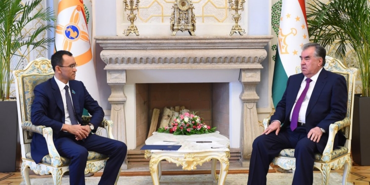 Президент Таджикистана встретился со спикером Сената Казахстана