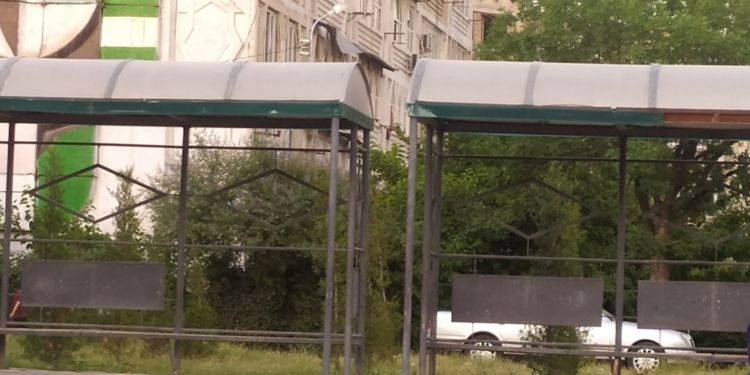 В Душанбе родители починят остановку, которую «разобрали» их дети