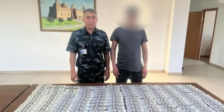 Гражданин Таджикистана пытался вывезти из Казахстана около $20 тыс. Его задержали