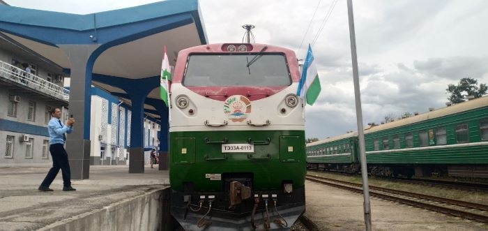 Из Душанбе в Ташкент отправился первый за 30 лет пассажирский поезд