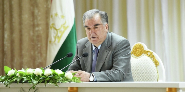 Президент снял с должностей двух судей за поступки, порочащие честь и достоинство судьи