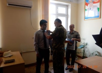 В КЧС наградили сотрудника ведомства, спасшего человека от гибели