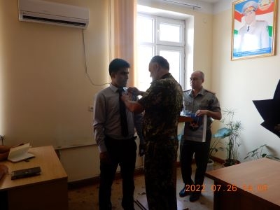 В КЧС наградили сотрудника ведомства, спасшего человека от гибели