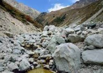 В районе Айни автомобиль опрокинулся в обрыв. Погибли два человека