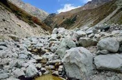 В районе Айни автомобиль опрокинулся в обрыв. Погибли два человека