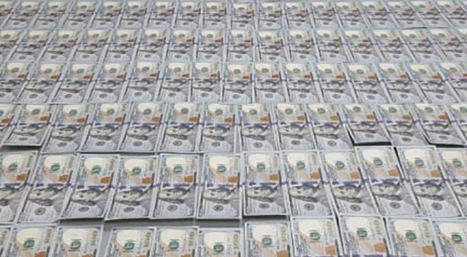 Женщина пыталась провезти из Узбекистана в Таджикистан $90 тыс. Её задержали