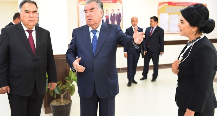 Президент открыл в Канибадаме ряд объектов и вручил подарки 100 детям-сиротам