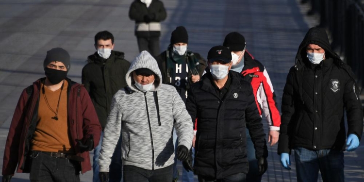 В Таджикистане создадут центры обслуживания мигрантов